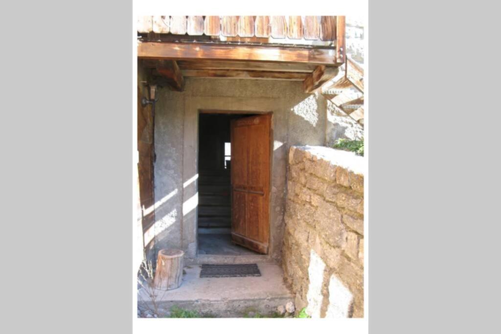 Alpia 26 - Zwei Zimmerwohnung In Traditionellem Walliser Haus Gasenried المظهر الخارجي الصورة
